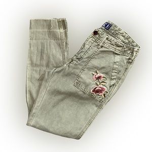 ABERCROMBIE & FITCH OLIVE EMBROIDERED LOW-RISE BOYFRIEND JEANS // SIZE 24💚